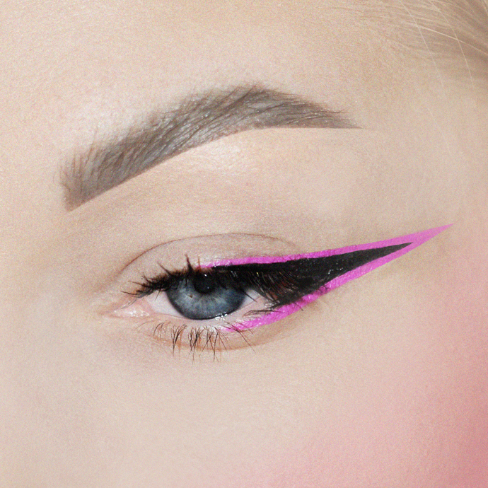 Podlouhlá černá linka ozvláštněná obtažením růžovou barvou. 