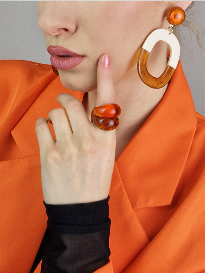 Detail na těle. Přestože doplňky nejsou původně určené k nošení dohromady, mírný rozdíl odstínu vůbec nevadí. 