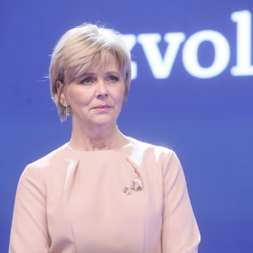 Růžový květ kaštanu od Hanuše Lamra si Eva Pavlová připnula k šatům už v den vyhlášení výsledků prezidentských voleb.