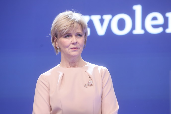 Růžový květ kaštanu od Hanuše Lamra si Eva Pavlová připnula k šatům už v den vyhlášení výsledků prezidentských voleb.