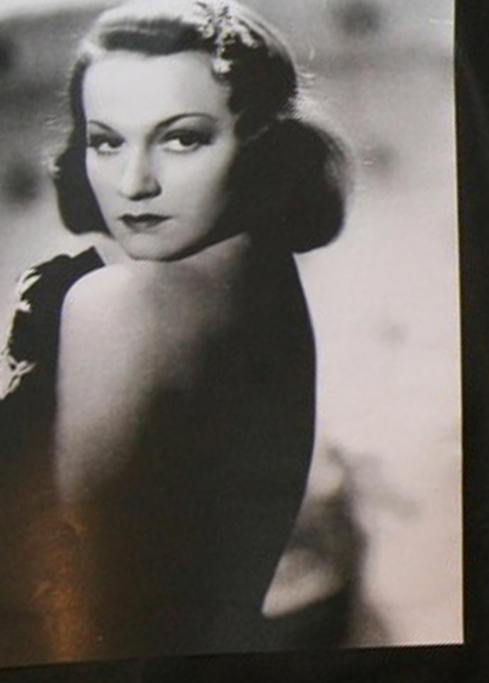 Adina Mandlová přišla o tatínka, když jí bylo sedm. Přestože rodina zchudla a její život se ubíral trochu jiným směrem, nakonec se stala slavnou.