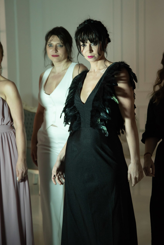 Manželka Václava Noida Bárty, Eliška, v šatech s peřím, které mají připomínat Wednesday Addams z populárního seriálu.