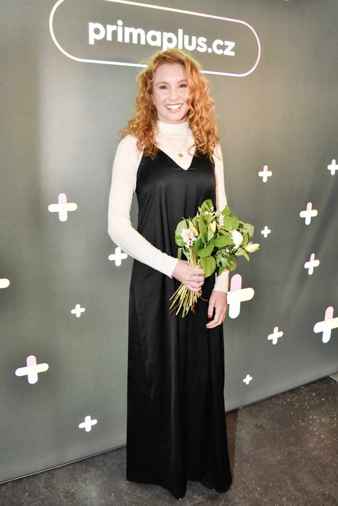 Denisa Nesvačilová na tiskové konferenci Prima plus v černých saténových šatech na ramínka.