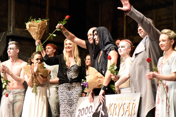 Děkovačku si nenechala ujít ani Landova žena Mirjam, která představení režíruje.