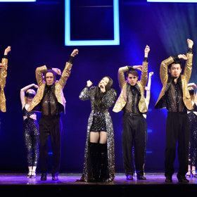 Burešovou v muzikálu alternuje Tereza Mašková.