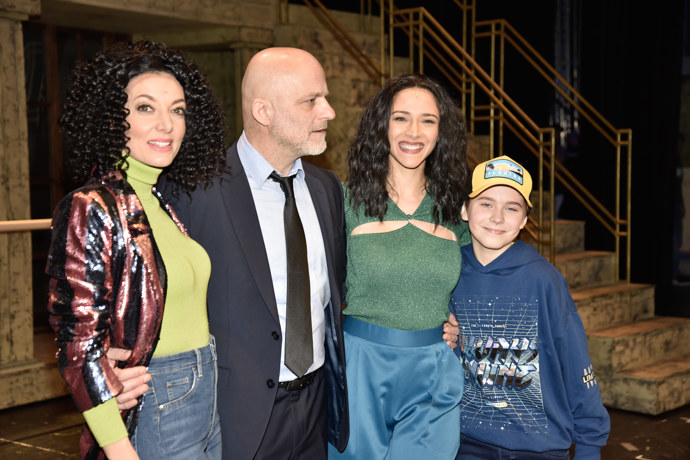 V muzikálu se objeví také Dasha (vlevo) coby sestra hlavní ženské postavy.