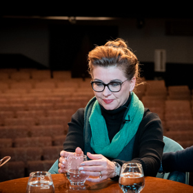 Dana Morávková se zde vůbec poprvé setkává na jevišti s Janem Čenským.