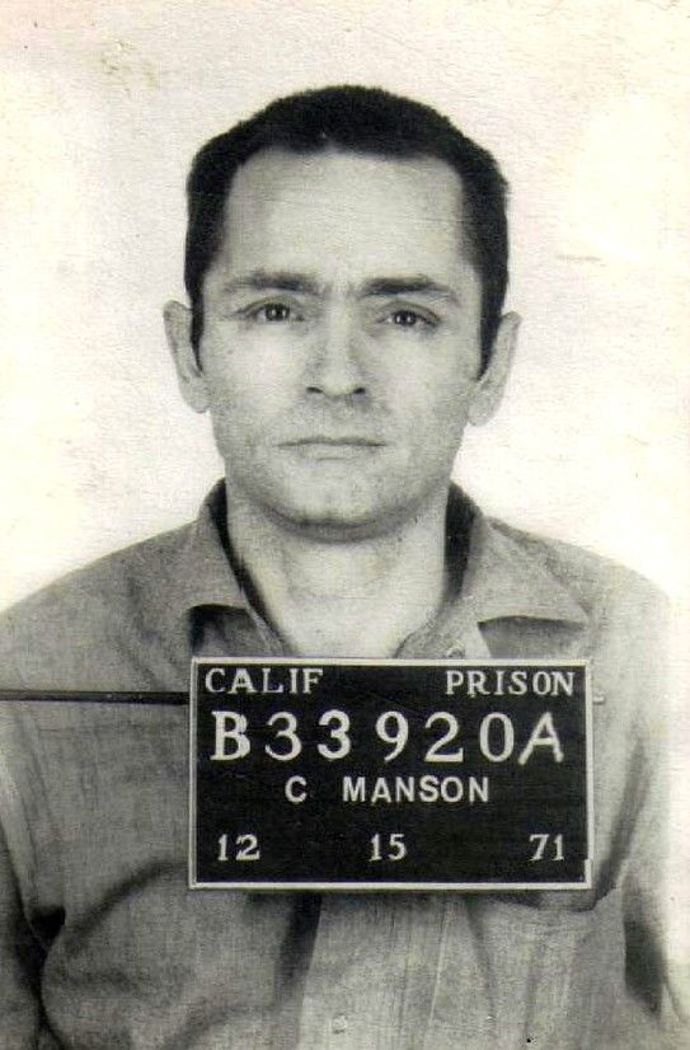 Charles Manson byl americký zločinec, fanatik a hudebník, který založil komunitu zvanou Manson Family.