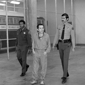 Po brutálním útoku na Sharon Tate, manželku známého režiséra Romana Polanského, byl Charles Manson odsouzen k trestu smrti. 