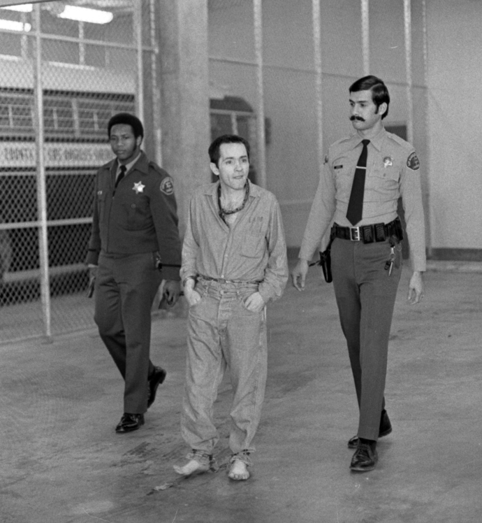 Po brutálním útoku na Sharon Tate, manželku známého režiséra Romana Polanského, byl Charles Manson odsouzen k trestu smrti. 