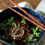 V japonských domácnostech se o půlnoci na Silvestra jedí pohankové nudle soba. Jde o rozlučku se starým rokem a přivítání toho nového. Tradice sahá až do 17. století a dlouhé nudle symbolizují dlouhověkost a blahobyt.