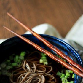 V japonských domácnostech se o půlnoci na Silvestra jedí pohankové nudle soba. Jde o rozlučku se starým rokem a přivítání toho nového. Tradice sahá až do 17. století a dlouhé nudle symbolizují dlouhověkost a blahobyt.