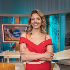 Vídat můžeme Simonu Lewandowskou také na obrazovkách České televize v novém komediálním seriálu Dobré ráno, Brno!