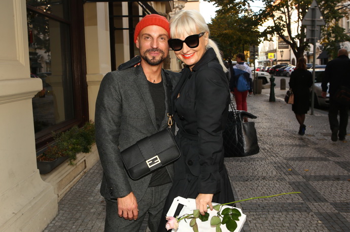 Stylista Filip Vaněk je věrný značce Fendi, spisovatelka Barbara Nesvadbová ukrývá za paží ikonickou Chanelku.