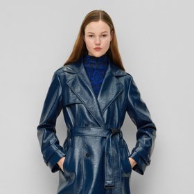 Modrý kabát z lakované kůže. Hugo Boss, 9 900 Kč