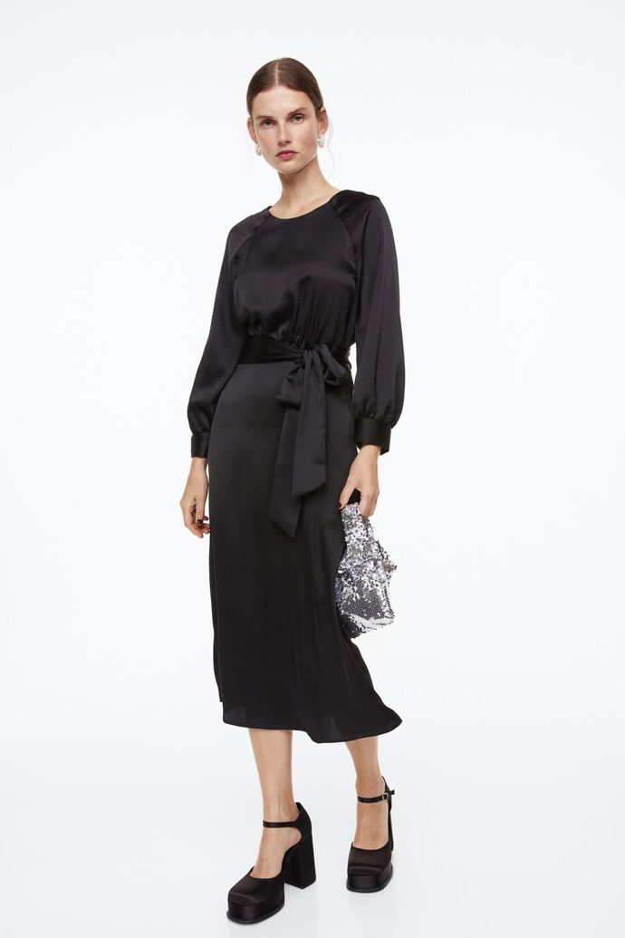 Saténové šaty s páskem. H&M, 379 Kč