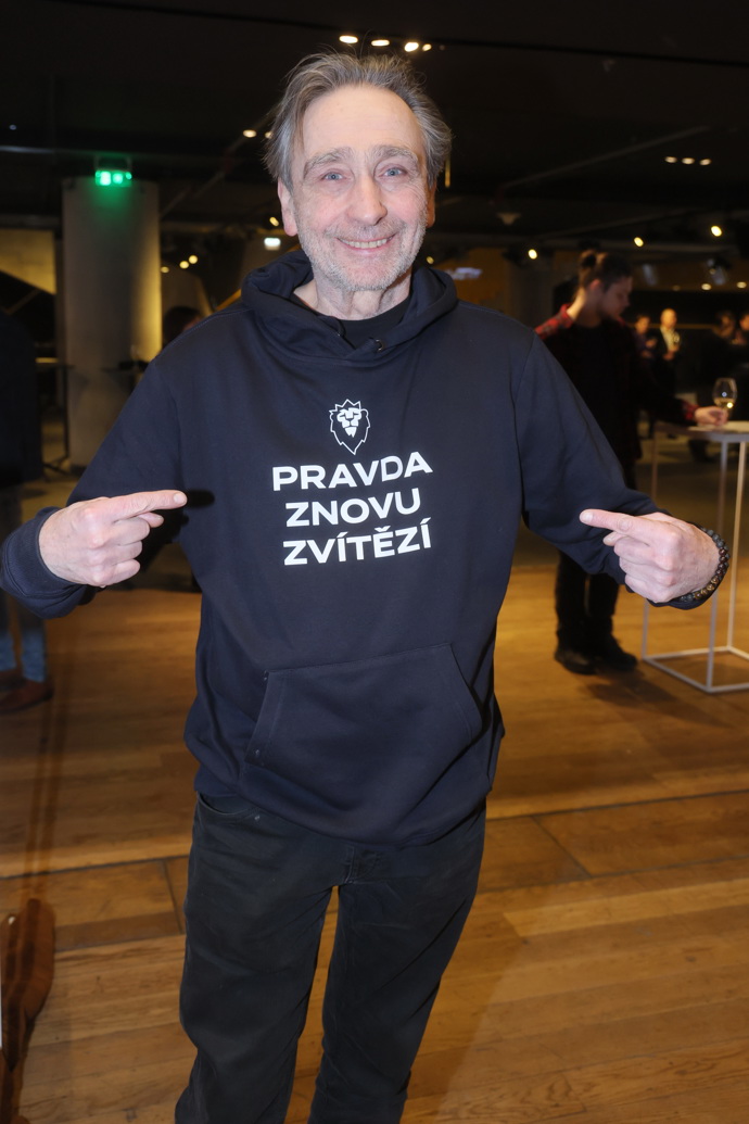 A fandí také českému prezidentu Petru Pavlovi. 