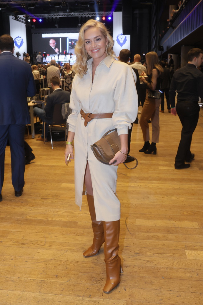 Taťána Kuchařová umí nosit hnědé kožené doplňky. Správně je kombinuje s béžovou barvou. 