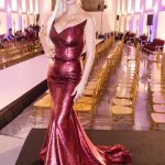 Na svoji poslední přehlídku vynesla Natali Ruden vínové večerní šaty s hlubokým výstřihem.