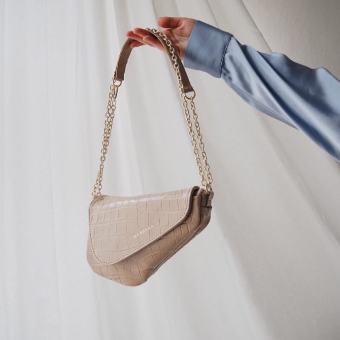 Světlá kabelka s krokodýlím vzorem. Mybelka, 2 840 Kč