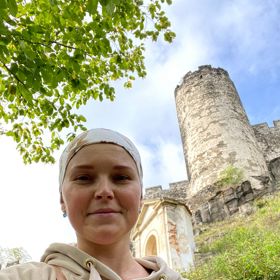 Problém jí v létě dělalo také přímé slunce. Když člověk nemá vlasy, zkrátka se snadno spálí. Šátkům proto dala Hanka nakonec šanci a kromě různých úvazů je zkouší sladit i s outfity.