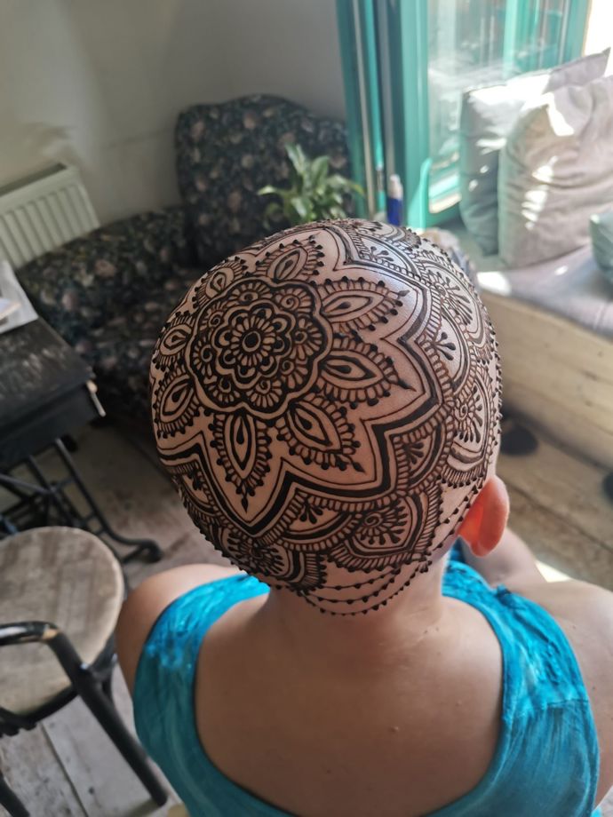 Na Hančině hlavě vykouzlila paní Helena krásnou mandalu.