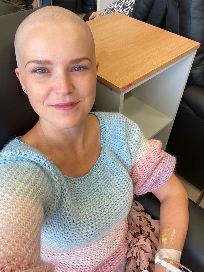 Dlouhé chvíle při chemoterapii, kdy jí do žíly kapala cytostatika, si Hanka krátila četbou, povídáním s ostatními pacienty nebo háčkováním. Svetr, který má na sobě, je také jejím dílem.