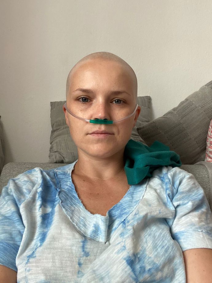 Hadička, kterou má v nose, dovoluje Hance inhalovat molekulární vodík, jenž se v zahraničí běžně používá nejen ke zmírnění nežádoucích účinků chemoterapie, ale i podpůrné léčbě zánětů či regulaci pooperačních stavů. Hanka takto inhalovala hodinu až dvě denně.