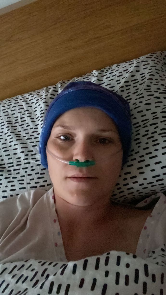 Jak popisuje ve svém vyprávění, největším strašákem chemoterapie pro ni bylo zvracení. Tomu se ale Hanka jako zázrakem vyhnula. Potýkat se naopak musela s urputnými bolestmi hlavy, celého těla včetně kůže a vlasů, nechutenstvím, únavou a nakonec i neuropatií.