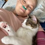 Po prvních čtyřech chemoterapiích bylo Hance opravdu mizerně. Účinek se nicméně naplno dostavil až s odstupem dní, nikoli minut či hodin, jak původně očekávala. Bojovat s nepříjemnými pocity jí mimo jiné pomohla i terapeutická kočička, jak o ní sama mluví.