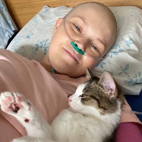 Po prvních čtyřech chemoterapiích bylo Hance opravdu mizerně. Účinek se nicméně naplno dostavil až s odstupem dní, nikoli minut či hodin, jak původně očekávala. Bojovat s nepříjemnými pocity jí mimo jiné pomohla i terapeutická kočička, jak o ní sama mluví.