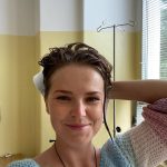 Hanka Samsonova počítala s tím, že během léčky cytostatiky přijde o vlasy. Nicméně aby proti jejich vypadávání udělala maximum, v předvečer první chemoterapie si kadeře dlouhé po prsa sama ostříhala na kraťoučké mikádo.