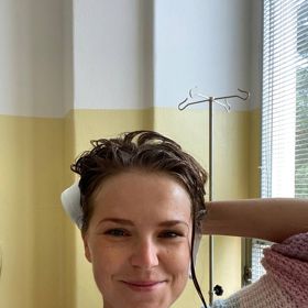 Hanka Samsonova počítala s tím, že během léčky cytostatiky přijde o vlasy. Nicméně aby proti jejich vypadávání udělala maximum, v předvečer první chemoterapie si kadeře dlouhé po prsa sama ostříhala na kraťoučké mikádo.