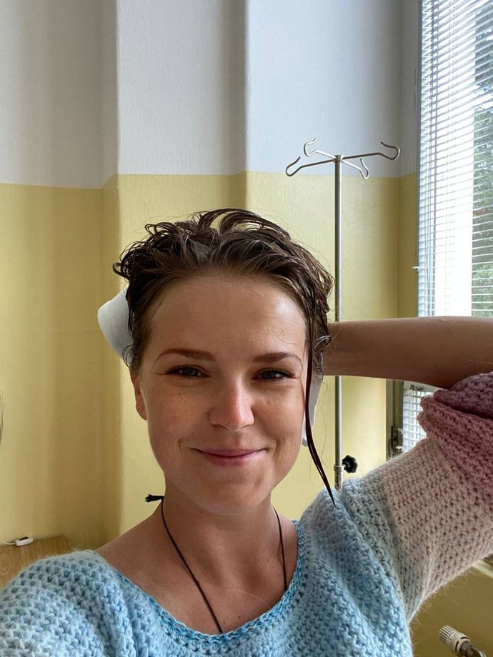 Hanka Samsonova absolvovala v rámci léčby rakoviny prsu celkem 12 chemoterapií, čtyři silné a 8 slabších. Už před tou první doporučila lékařka Hance zkrátit polodlouhé vlasy, aby byly lehčí a při terapii méně vypadávaly. Hanka tak vzala večer před zahájením léčby nůžky a v koupelně se vlastnoručně ostříhala na mikádo. Na chemoterapii díky tomu dorazila s úsměvem na rtech, protože změna účesu ji nabila energií. Bez ohledu na okolnosti.