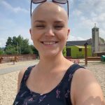 Hanka měla původně představu, že bude hrdě chodit s holou hlavou, vždyť se nemá za co stydět. Nakonec ale pochopila, že to není až takový med, hlavně po praktické stránce. "Shodit komplet vlasy a začít chodit s holou hlavu je asi stejné, jako byste žili na severním pólu, kde jste zachumlaní do kožešiny a je vám teplíčko, a najednou vyjdete ven jen ve spodním prádle. Rozdíl pocítíte ihned," poukazuje. Snímek pochází z Hančina prvního dne bez vlasů.