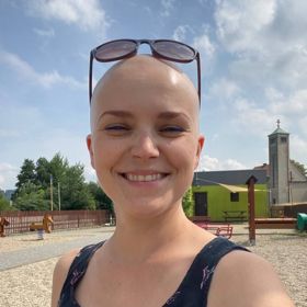 Hanka měla původně představu, že bude hrdě chodit s holou hlavou, vždyť se nemá za co stydět. Nakonec ale pochopila, že to není až takový med, hlavně po praktické stránce. "Shodit komplet vlasy a začít chodit s holou hlavu je asi stejné, jako byste žili na severním pólu, kde jste zachumlaní do kožešiny a je vám teplíčko, a najednou vyjdete ven jen ve spodním prádle. Rozdíl pocítíte ihned," poukazuje. Snímek pochází z Hančina prvního dne bez vlasů.