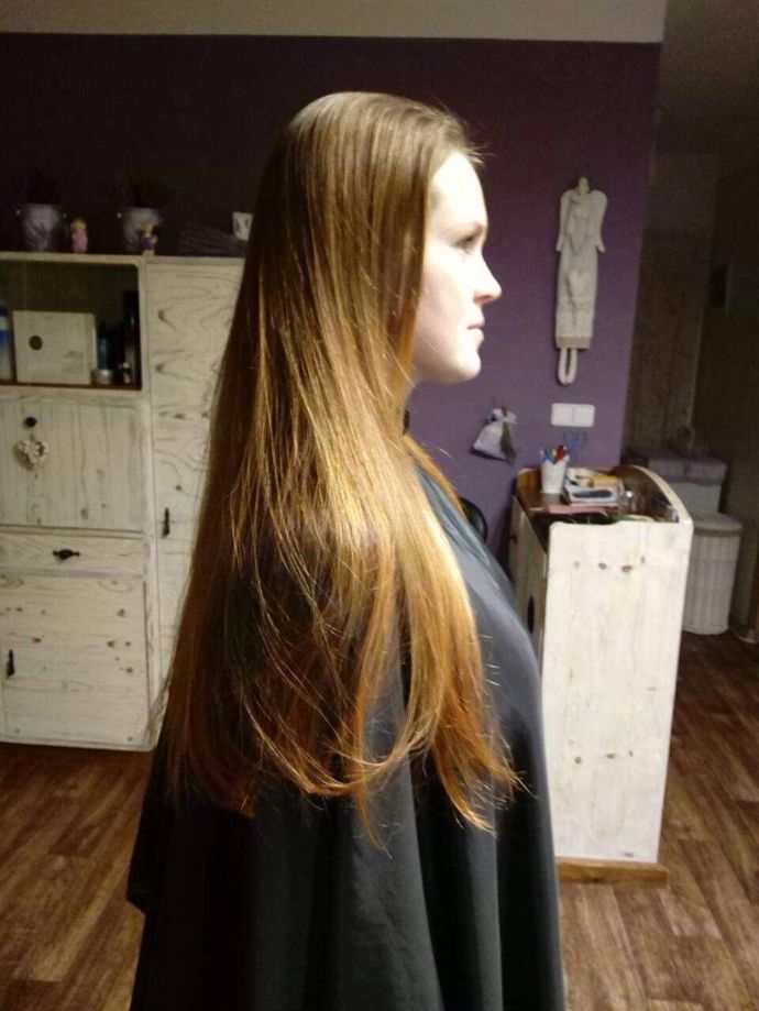 A jeden paradox na závěr, který dokazuje, jak si osud umí s člověkem zajímavě pohrát. V roce 2018 se Hanka rozhodla shodit 35 cm dlouhou kštici a vlasy věnovat Nadačnímu fondu Daruj vlasy na výrobu paruk pro onkologické pacientky. "Kdo mohl tušit, že za necelé čtyři roky se na ně budu obracet znovu, ale už ne jako dárce, nýbrž jako žadatel," píše Hanka.