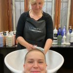 Svěřila se do rukou šikovné kadeřnice Lucky alias Shimi ze Studia Twins v centru Prahy.