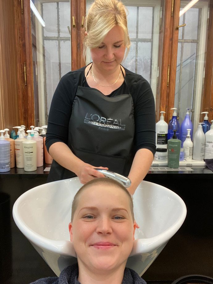 Svěřila se do rukou šikovné kadeřnice Lucky alias Shimi ze Studia Twins v centru Prahy.