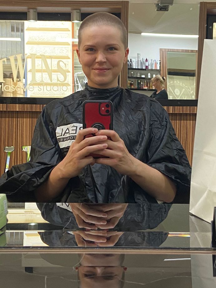 A toto je vůbec první účes, který měla Hanka po chemoterapii na hlavě. Ač málokdo z okolí si nějaké změny všiml, pětatřicetileté mamince pomohla drobná úprava vlasů cítit se lépe. S popelavým chmýřím se totiž sžívala hůř než s holou hlavou či šátkem.