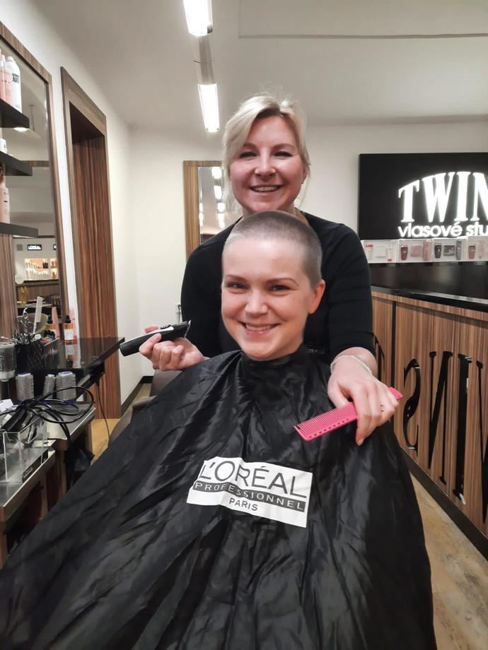 Obě ženy si hned padly do noty. "Lucka je přesně moje krevní skupina," libovala si Hanka, která na šikovnou kadeřnici dostala kontakt od moderátorky pořadu Na kafeečko Milušky Bittnerové.