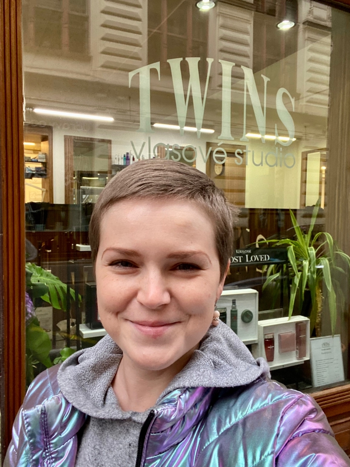 Hančin první opravdový účes po chemoterapii.