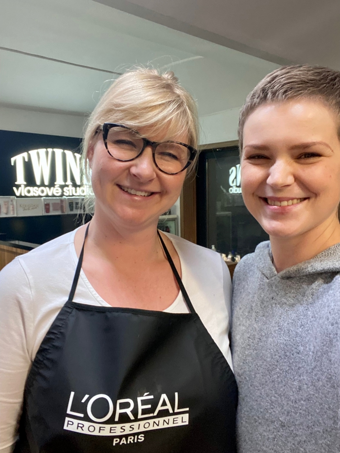 Po druhé, tentokrát lednové návštěvě, u kadeřnice Shimi už Hanka Samsonova může směle prohlásit, že má na hlavě první opravdový účes.