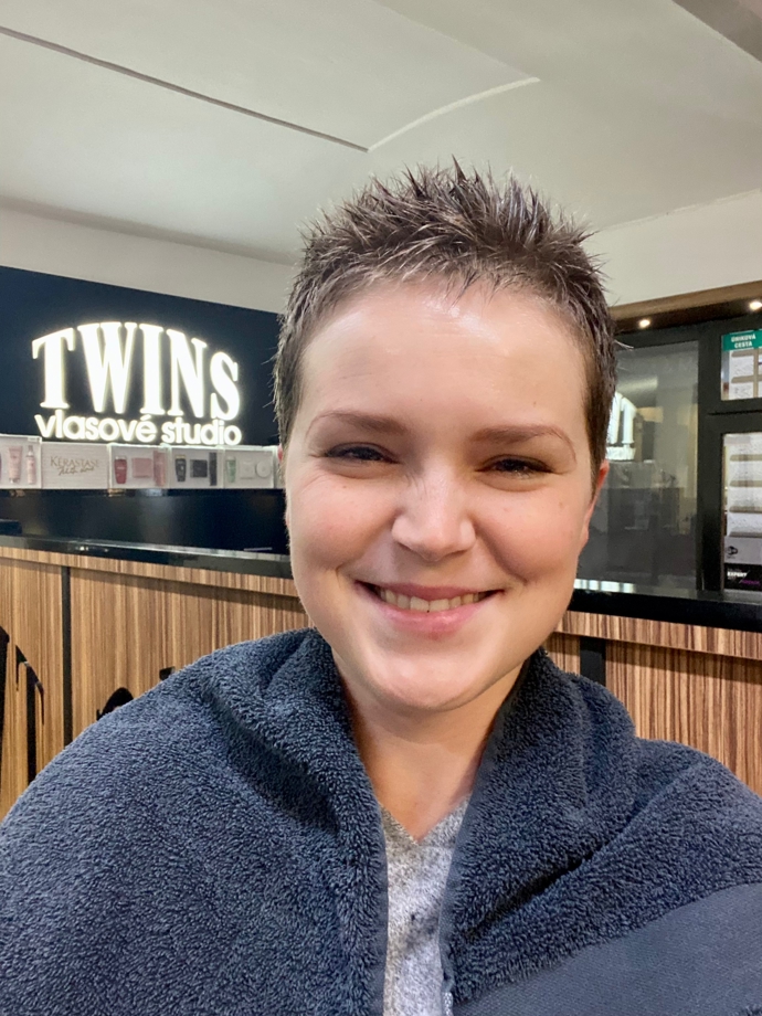 Vlasy už postupně získávají původní barvu a Hanka s nimi má velké plány.