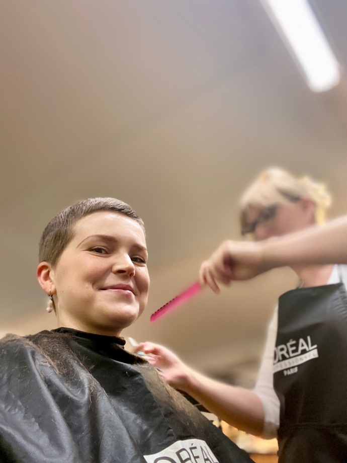 Se Shimi se domluvila, že by vyzkoušela zvednutou patku, a až se vlasy dostanou do kondice, třeba i fialovou nebo růžovou barvu.