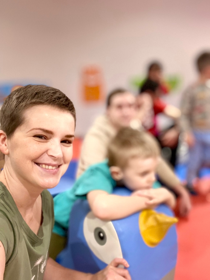 Dnes, tři měsíce po poslední dávce a šest měsíců poté, co jí vypadaly, má Hanka své vlasy zpět. Sice zatím hodně krátké, ale stejně husté a i barevně podobné. Nyní se těší, až se jí kadeře začnou kudrnatit, což se po chemoterapii často stává.