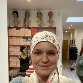 Ještě předtím, než Hance začaly růst vlasy, poohlížela se po parukách. Pár si jich i vyzkoušela, ale zjistila, že to není nic pro ni. Ani v jedné se necítila dobře.