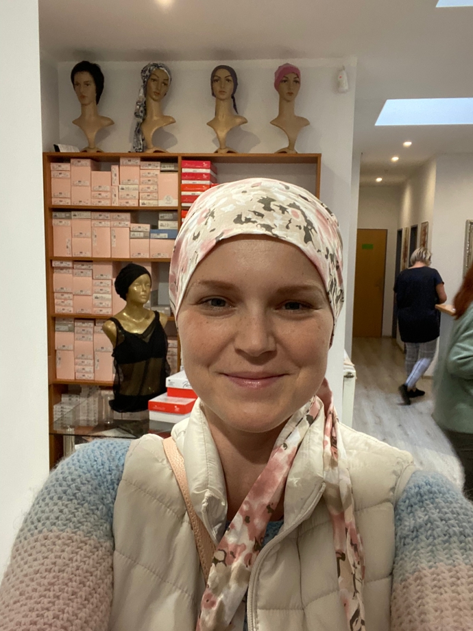 Ještě předtím, než Hance začaly růst vlasy, poohlížela se po parukách. Pár si jich i vyzkoušela, ale zjistila, že to není nic pro ni. Ani v jedné se necítila dobře.