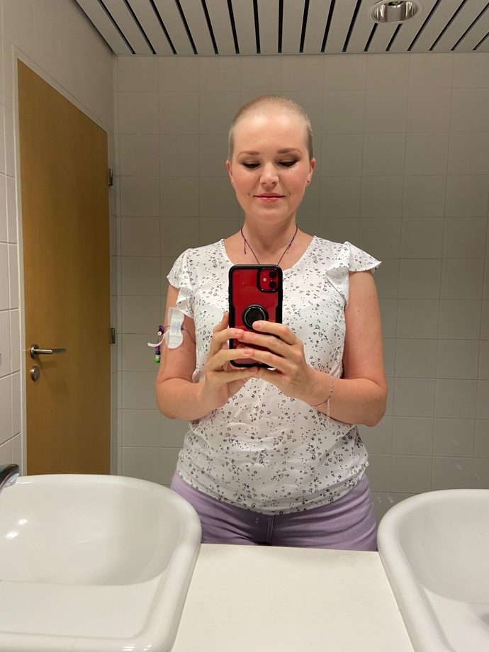 Koncem října začaly Hance růst první vlasy. Byly prý heboučké jako srst koťátka. Takto jemné chmýříčko měla začátkem listopadu při natáčení pořadu Na kafeečko, kde byla hostem moderátorky Milušky Bittnerové.