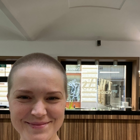 První účes si Hanka nechala udělat ještě v listopadu. Ač okolí si žádné změny nevšimlo, pětatřicetiletá tlumočnice se hned cítila lépe. A také začala pomalu upouštět od nošení šátku, kterým maskovala první vlasy. V nich se totiž vůbec necítila.